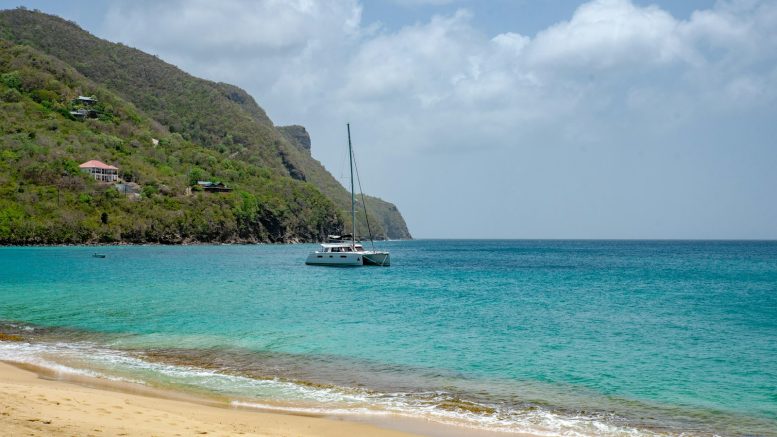 Canots saintois et voile traditionnelle : la Guadeloupe vue de la mer